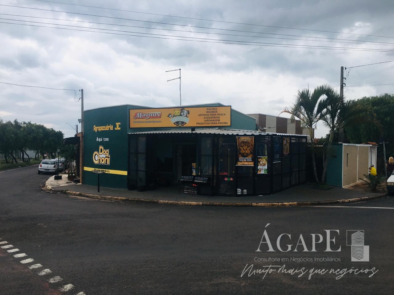 Casa com salão comercial em Artur Nogueira